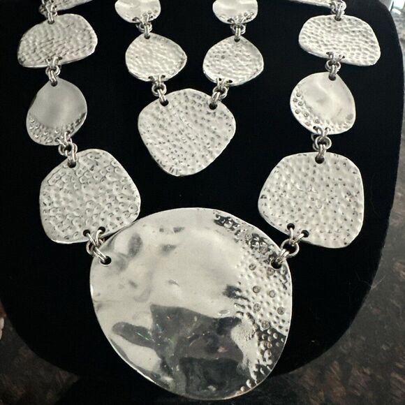 Chico’s Silver Tone Statement Necklace Chain Hammered Polished Metal Discs - Picture 3 of 4